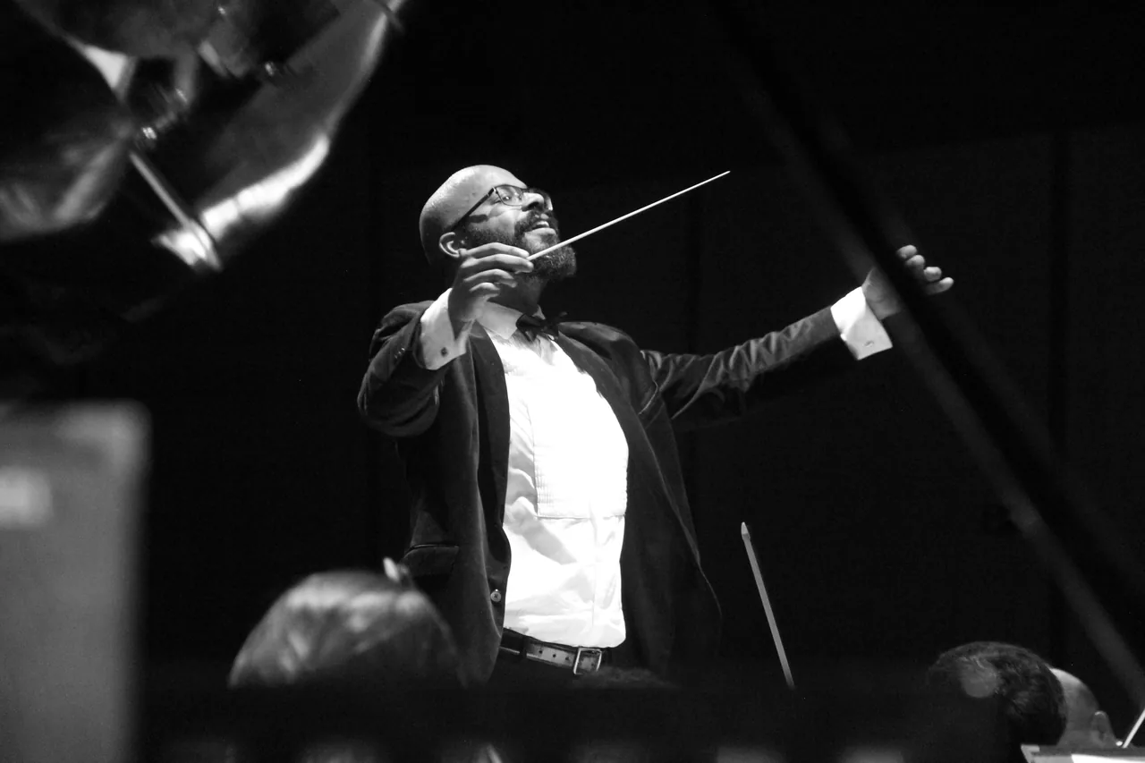 Maestro regendo em concerto